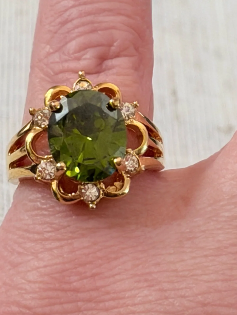Gold-Tone Scalloped Cluster Ring with Faceted Green Stone - Size 7